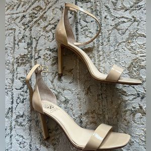 Vince Camuto Nude Heels size 8.. great condition